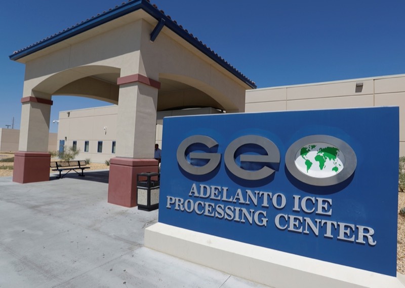 Centro de Detención de Adelanto (Adelanto ICE Processing Center) - entrada principal de la instalación en el condado de San Bernardino, California