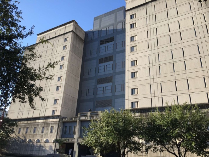 Federal Detention Center Houston (FDC Houston) - vista exterior del edificio federal en el centro de Houston, Texas